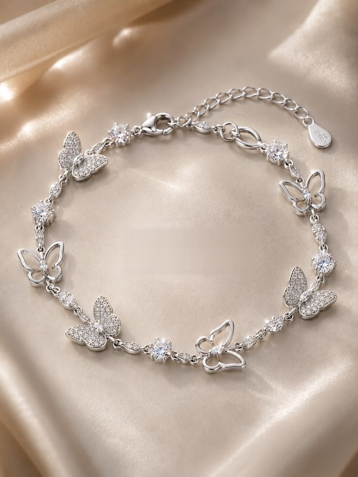 Pulsera Vuelo de Mariposas sobre satén champaña